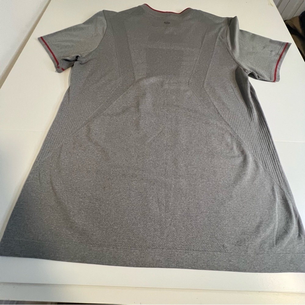 Lululemon mens medium  t shirt in grey. - Picture 2 of 6